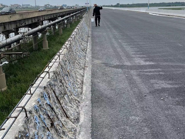 防撞墻加高施工 