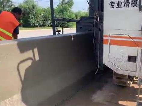 防撞墻加高施工 
